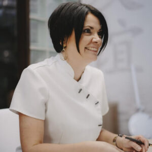 Vénusia esthéticienne professionnelle accueillant les clientes pour un soin personnalisé - Vénus Institut à Seraing