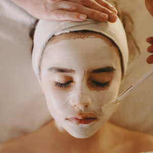 Application d’un masque hydratant lors d’un soin visage professionnel - Vénus Institut à Seraing