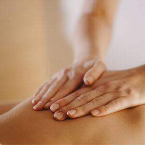Massage des mains relaxant pour favoriser la détente et le bien-être - Vénus Institut à Seraing
